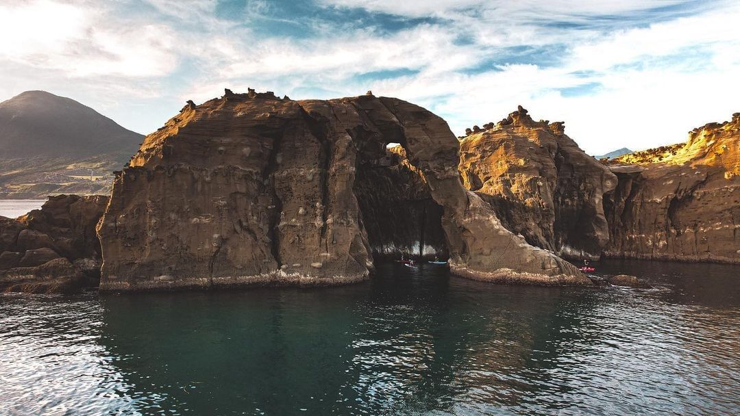藏身在東北角海岸秘境，就像是頭踏浪喝水的巨象，不禁令人讚嘆大自然的鬼斧神工呀！