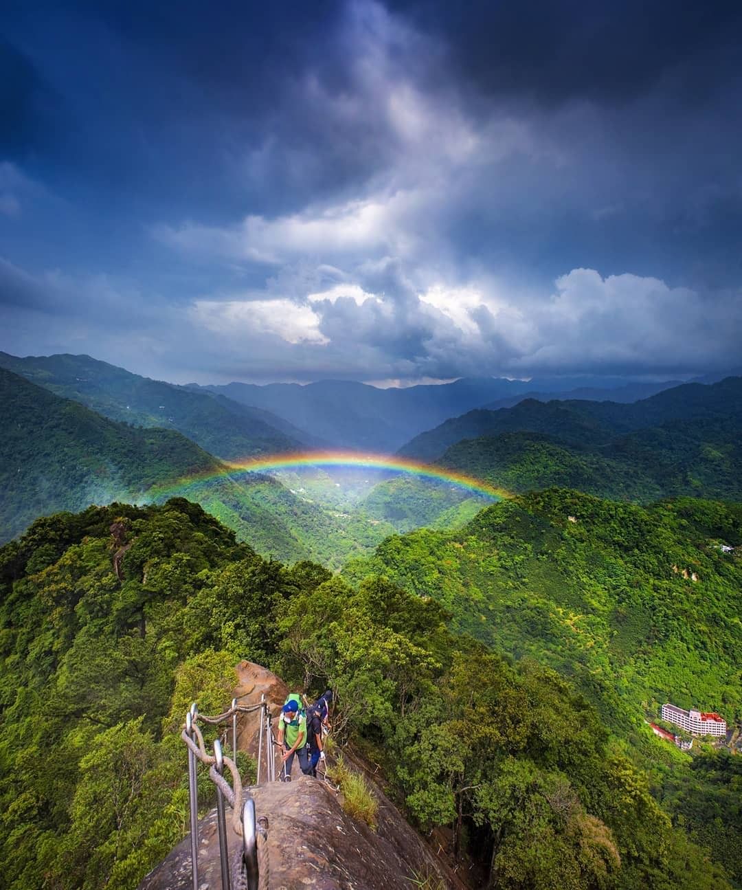 攀岩走壁稜線！熱愛登山的你必須挑戰！路程需手腳並用，加上繩索拉爬才能登頂，走在稜線上美景盡收眼底！一路上挑戰肌力與膽量刺激令人難忘！