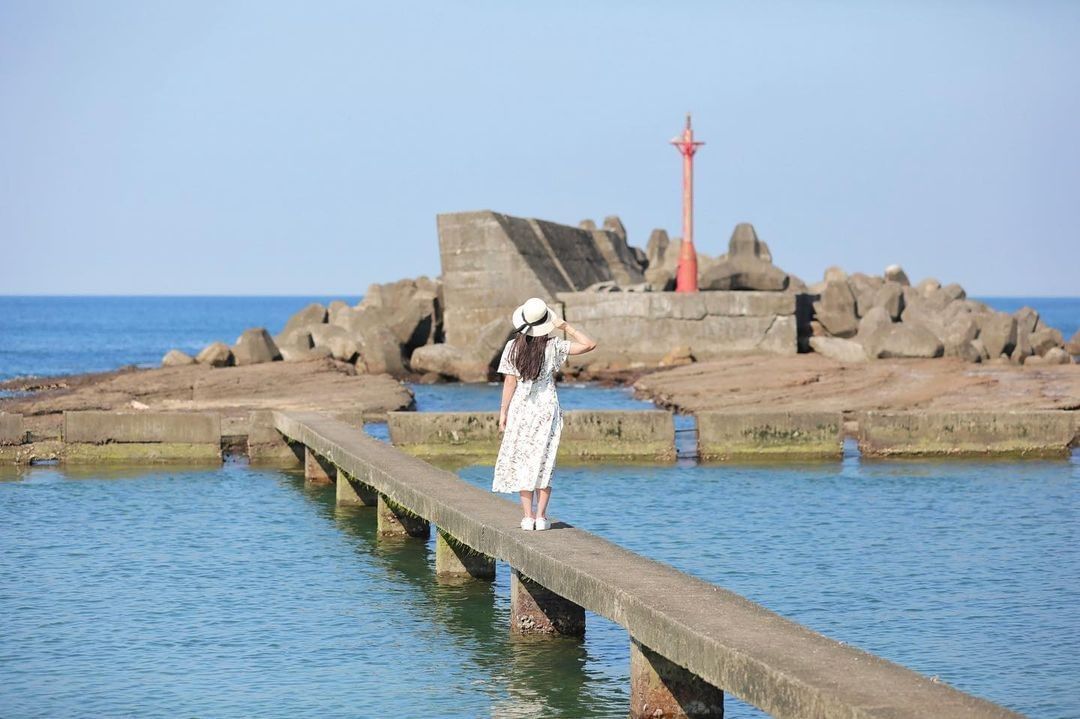 來到台灣最東邊的漁村，可以吃最新鮮的現撈海鮮美食！還有極東咖啡廳、石花凍可消暑氣。潮間帶、九孔池有清澈湛藍的海水，隨處都療癒又好拍！