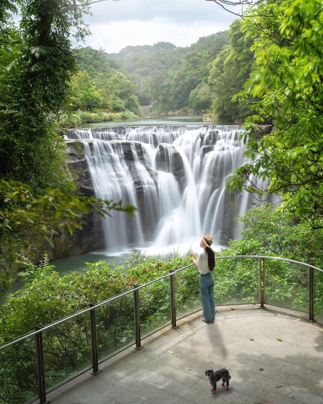 隱身在森林裡傾瀉而下的瀑布，水花四濺產生高濃度的負離子與芬多精，是放鬆身心的天堂！