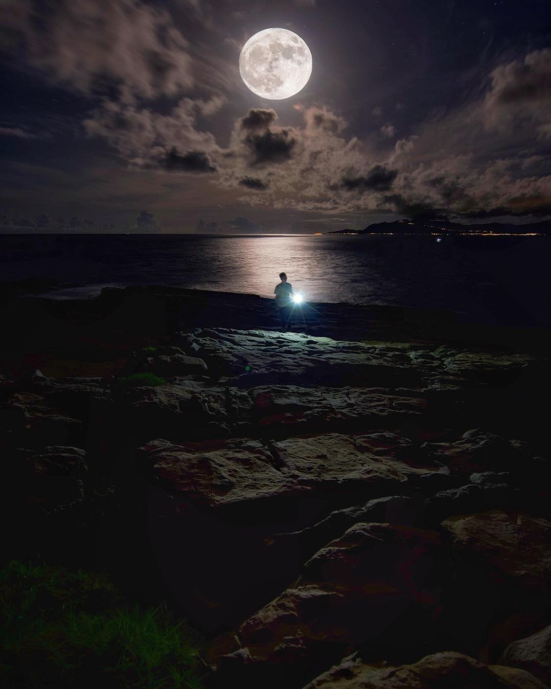 柔和的月光照亮大家的臉龐，好久不見，你們都好嗎？祝大家中秋快樂🌕️