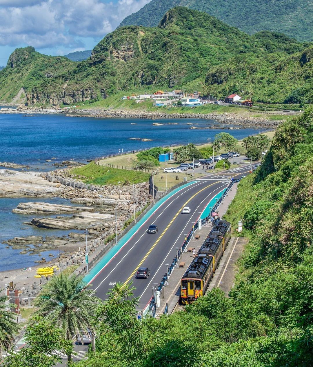 八斗子車站是全台唯一橫跨兩縣市的車站，與蔚藍大海只相隔一條馬路，是許多鐵道迷心中最美的濱海景色！