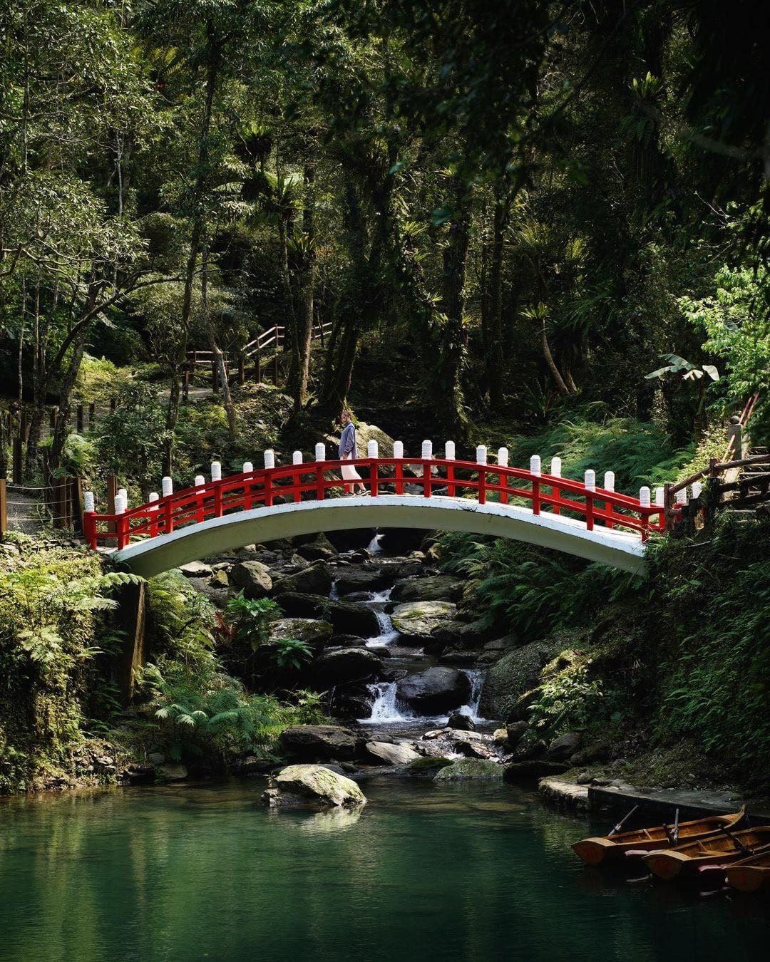 開車無法抵達！必須搭纜車才能到的烏來仙境 ，在纜車上可以遠眺烏來山林溪谷，在樂園內可以體驗碧綠小湖上划檜木船，還有漆彈、射箭和碰碰車可以玩！