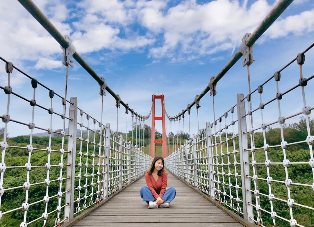 騎著自行車乘著海風，欣賞雙溪河岸和福隆金色沙灘，還能見到五彩繽紛的獨木舟與SUP在河面上航行！