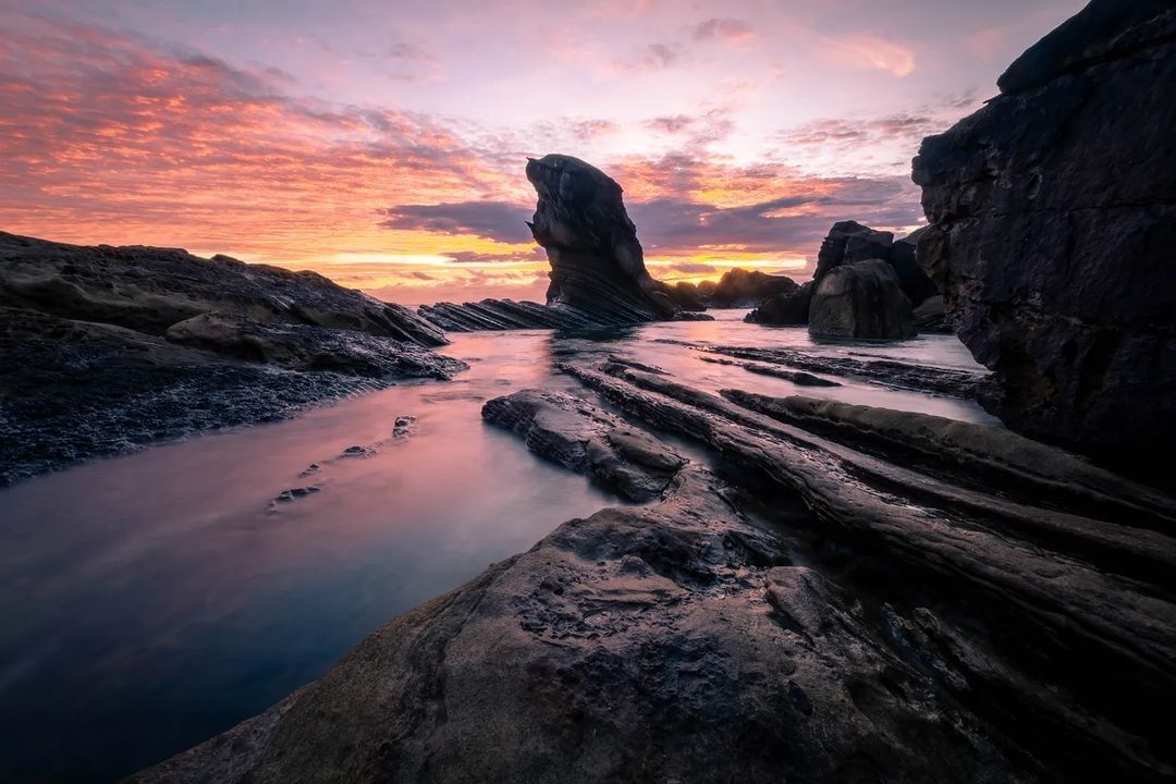 不用去國外就能拍出大自然的霸氣‼綿延數百公尺獨特吸睛的奇石🏞是到 #東北角必訪的世界級奇景！