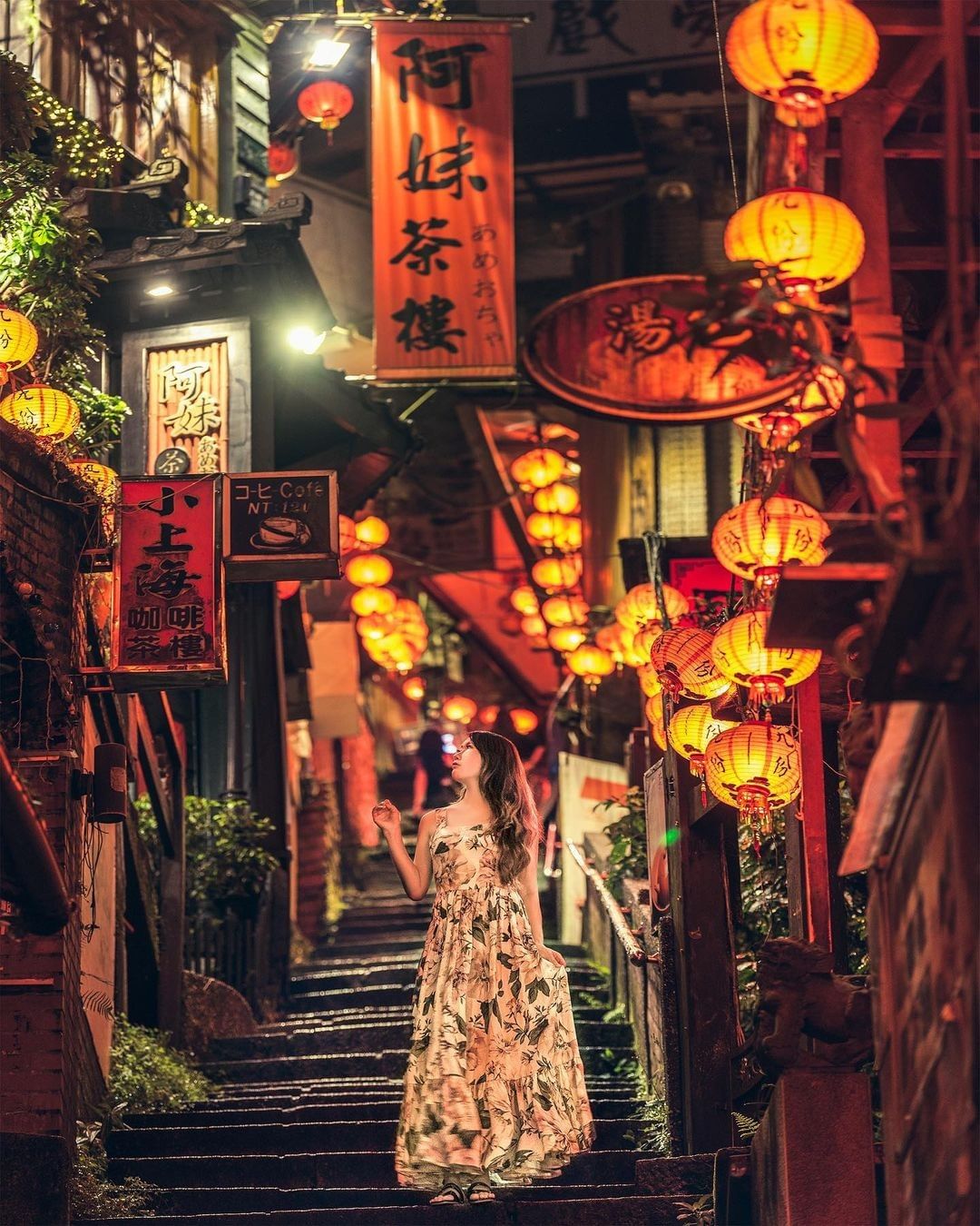 俯視燈籠點亮陡峭狹窄的街道，迷幻而令人沉醉的奇幻之路！有如電影神隱少女場景的錯覺 