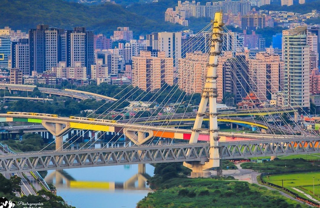 橫跨新店溪的安心橋，是國內首座單塔斜張桁架複合式軌道橋。